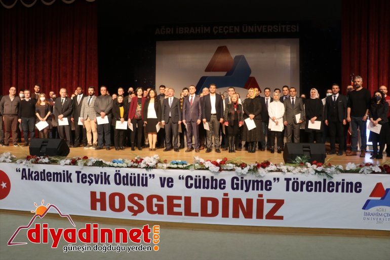 yeni giydi ve - cübbelerini İbrahim doçentleri Üniversitesinin profesör AĞRI Çeçen 4