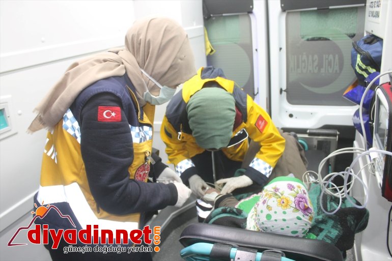 Ağrı'da mezrada rahatsızlanan anne ve bebeği 7 saatlik çabayla hastaneye kaldırıldı