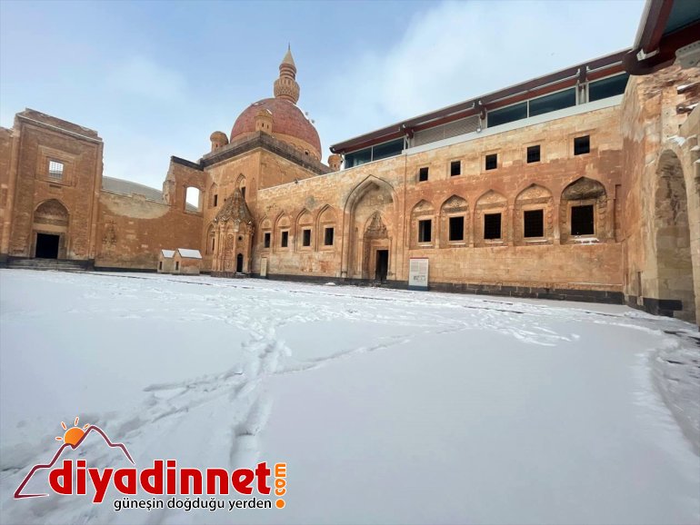 rekorunu - son kırdı 9 ziyaretçi yılın Tarihi Paşa AĞRI sayısı Sarayı sene İshak geçen 22