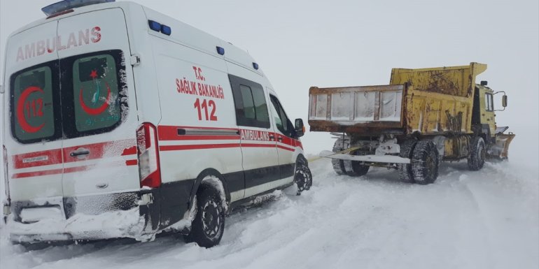 Ardahan'da tipi nedeniyle yolda kalan biri ambulans 52 araç kurtarıldı