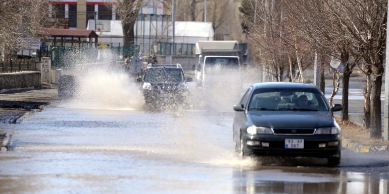 Ardahan'da eriyen kar bazı yolları suyla kapladı