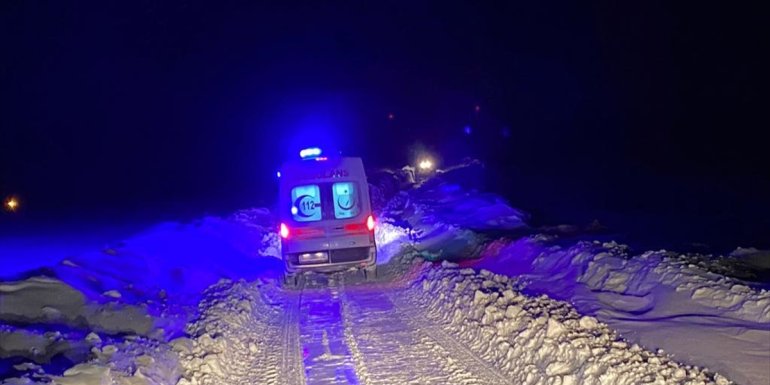 ARDAHAN - Kar nedeniyle ulaşılamayan 3 hastanın yardımına ekipler ulaştı1