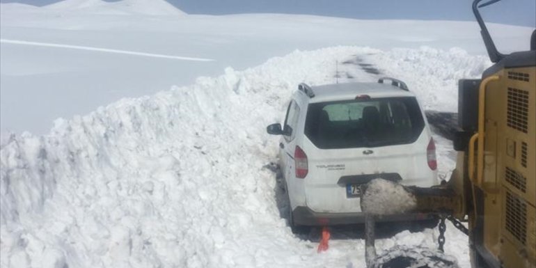 Ardahan'da kar ve tipi nedeniyle kapanan 7 köy yolu ulaşıma açıldı