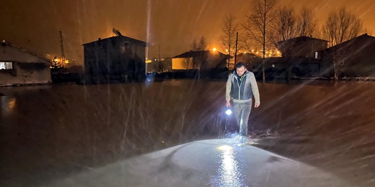 ARDAHAN - Karla karışık yağmur su baskınlarına neden oldu1