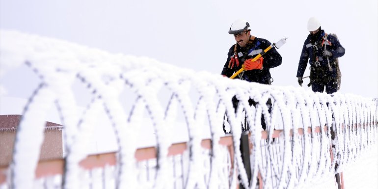 "Kesintisiz enerji" için elektrik hatlarındaki kar ve buz sürekli temizleniyor