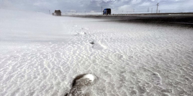 ARDAHAN - Yoğun tipi ulaşımı aksattı1