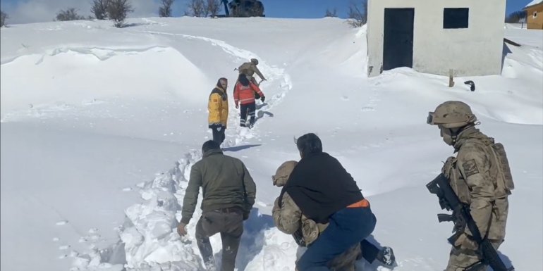 Bingöl'de jandarma kanser hastasını helikoptere kadar sırtında taşıdı