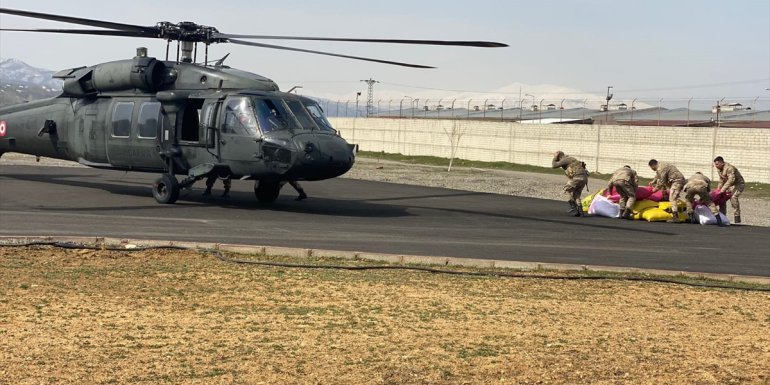 Bingöl'de kardan yolu kapanan kırsaldaki besiciye askeri helikopterle yem yetiştirildi