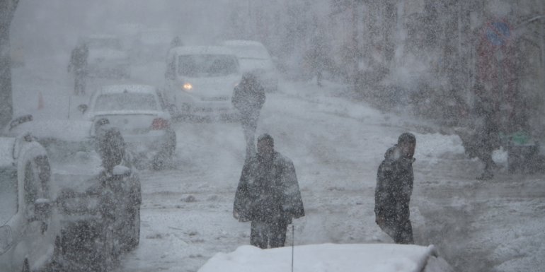 Bingöl Karlıova'da yoğun yağışla evler kara gömüldü