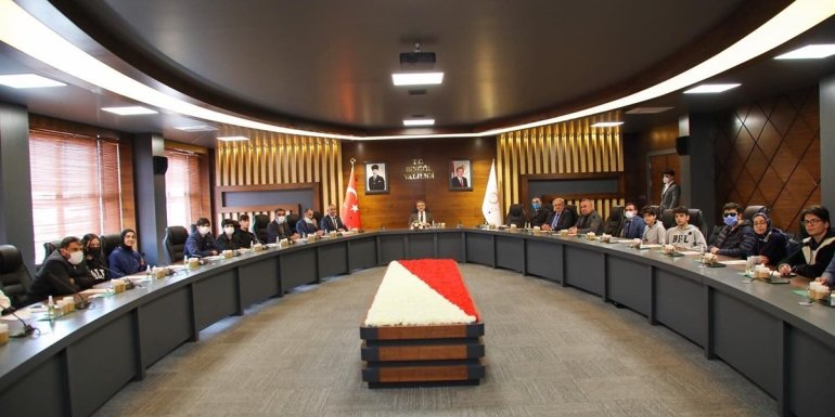 Bingöl Valisi Ekinci, TÜBİTAK yarışmasında dereceye giren öğrencilerle görüştü