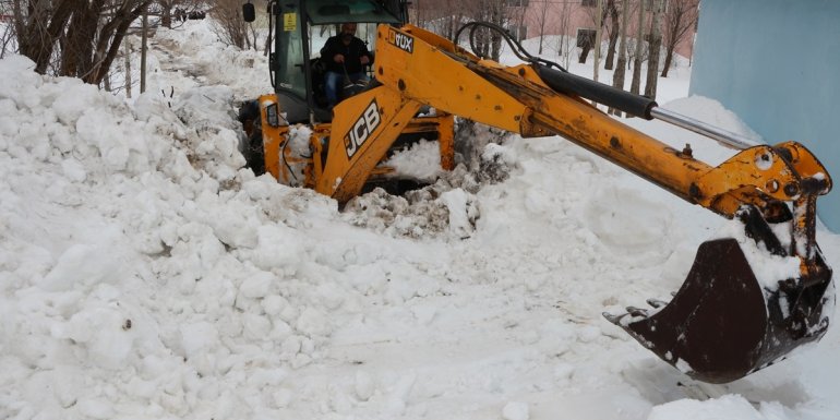 BİNGÖL - Yolu karla kapanan köydeki KOAH hastası için ekipler seferber oldu1
