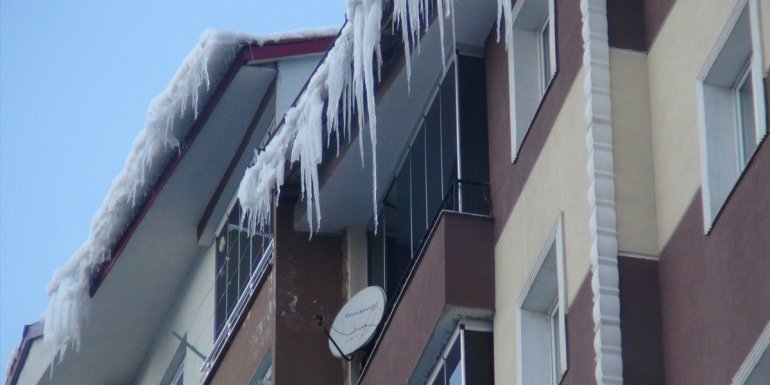 BİTLİS - Çatıdan düşen kar kütlesi nedeniyle bir çocuk yaralandı1