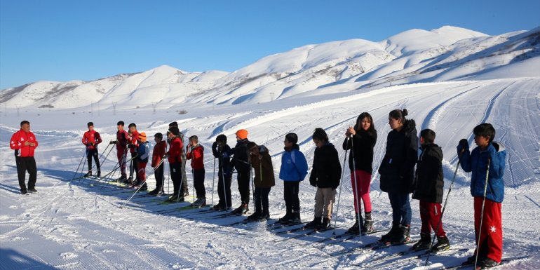 Bitlis'te etkili olan kar sezonu uzattı