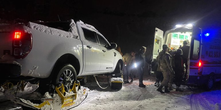 Bitlis'te hamile kadın ekiplerin uzun uğraşları sonucu hastaneye ulaştırıldı