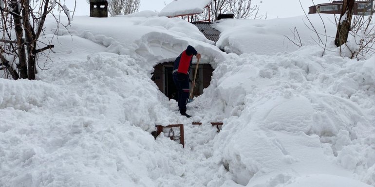 Bitlis'te kar nedeniyle girişi kapanan evlerinde mahsur kalan aileyi itfaiye ekibi kurtardı