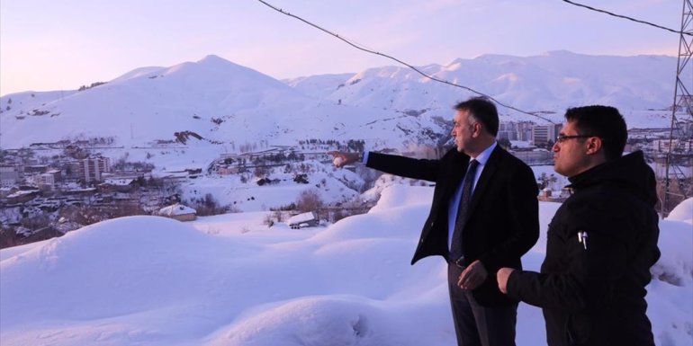 Bitlis Valisi Çağatay, çığ riski nedeniyle 40 evin boşaltıldığı mahallede incelemede bulundu