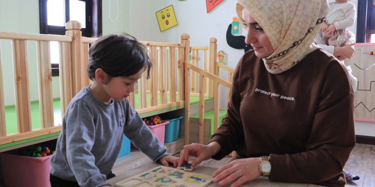 Çocukların çıkmak istemediği kütüphaneye anneler de müdavim oldu