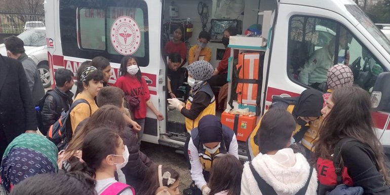 Elazığ'da 70 öğrenci boğazlarında yanma şikayeti üzerine hastaneye kaldırıldı