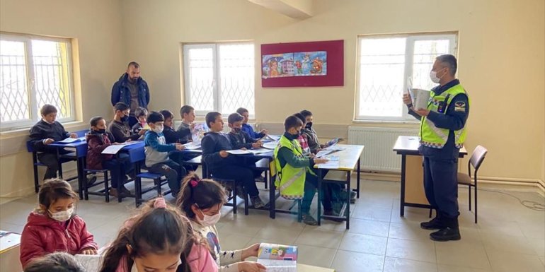 Elazığ'da jandarma ilkokul öğrencilerine trafik eğitim verdi