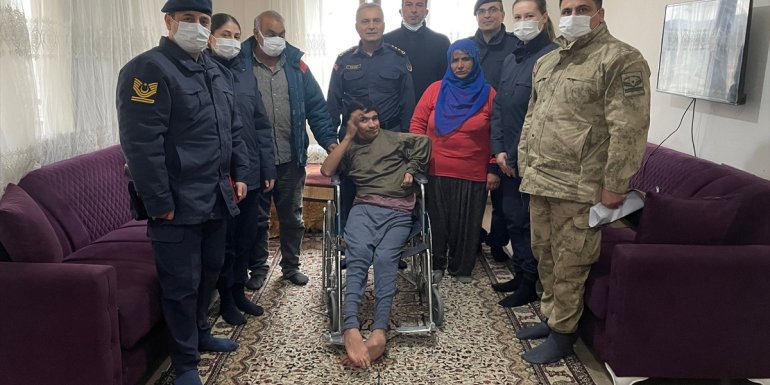 Elazığ'da jandarmadan engelli gence tekerlekli sandalye