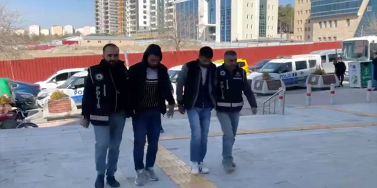 ELAZIĞ - Kendisini polis olarak tanıtıp dolandırıcılık yapan zanlı tutuklandı1
