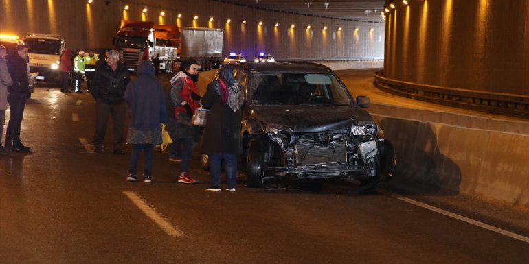 Erzincan'da alt geçitteki zincirleme trafik kazasında 8 araçta maddi hasar oluştu
