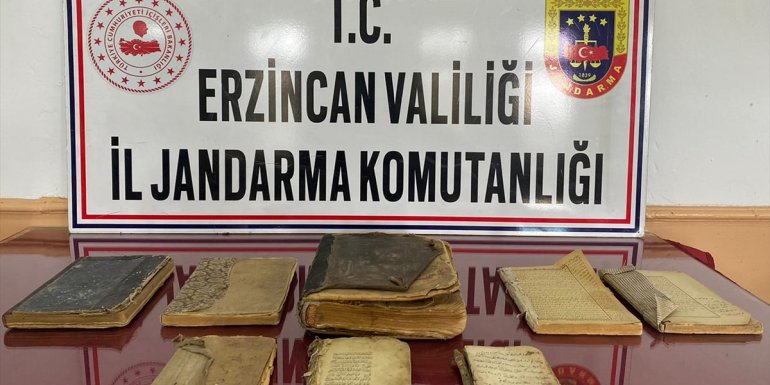 Erzincan'da tarihi eser niteliğinde olduğu değerlendirilen 8 kitap ele geçirildi
