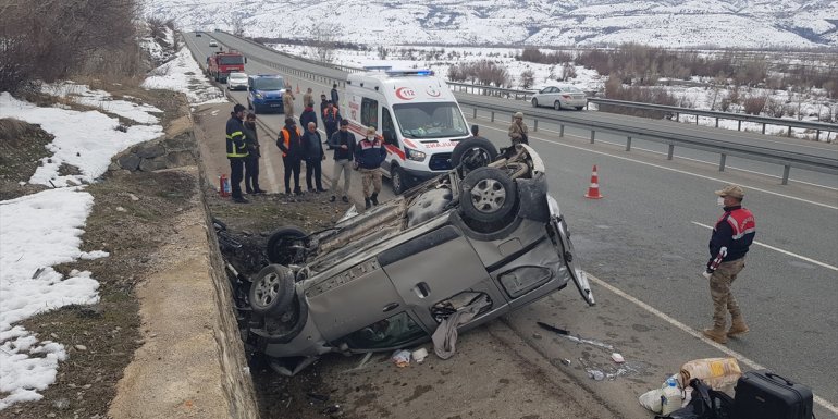 Erzincan'da devrilen hafif ticari araçtaki 3'ü çocuk 8 kişi yaralandı