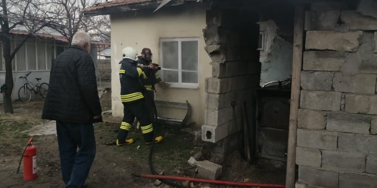 Erzincan'da elektrikli battaniyeden çıkan yangın evde hasara neden oldu
