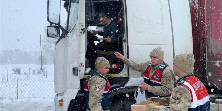 ERZİNCAN - Kar ve tipi nedeniyle yolda kalanlara jandarma eşlerinden çorba ikramı1