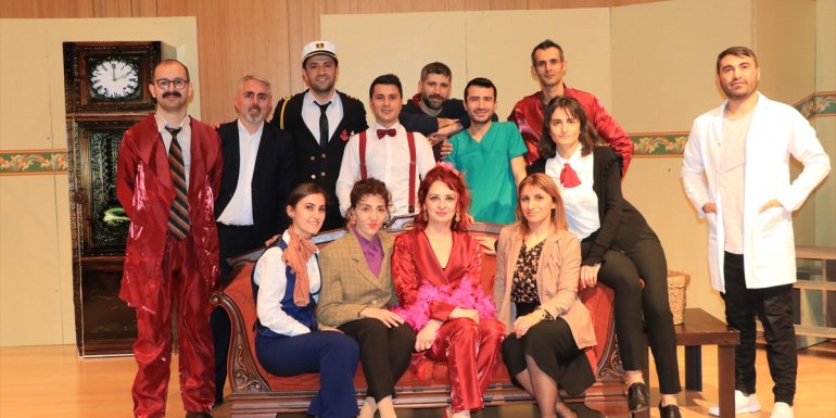 Öğretmenler kurdukları tiyatro grubu ile sahnede de hayat dersi veriyor