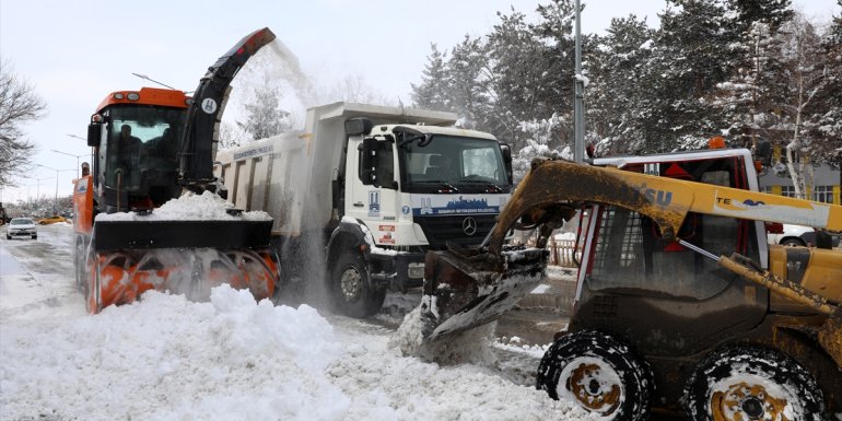 Erzurum'da "kar timleri" kent geleninde karla mücadeleyi sürdürüyor