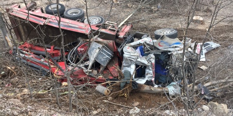 Erzurum'da şarampole devrilen vincin şoförü ekiplerce kurtarıldı