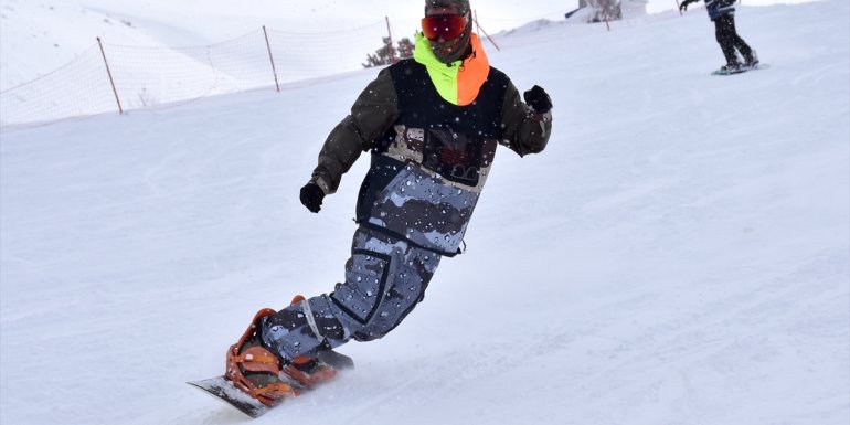 İlkbaharda yağan kar Palandöken'deki turizmcileri sevindirdi