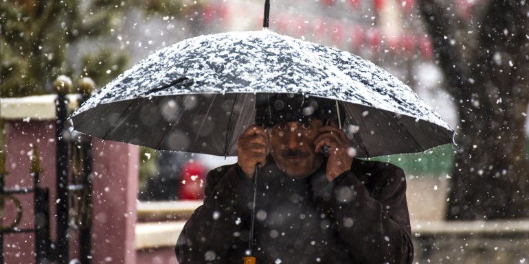 Erzurum ve Tunceli'de sağanak ve kar yağışı etkili oldu