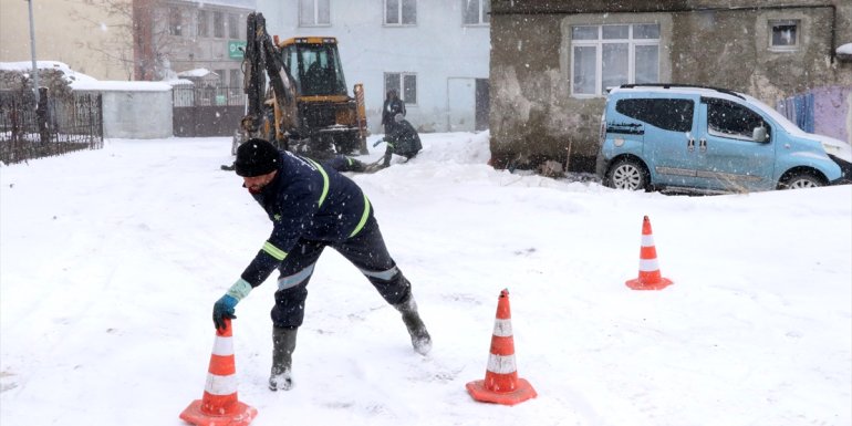 Erzurum'da su kanalizasyon çalışmasında doğal gaz borusu delindi