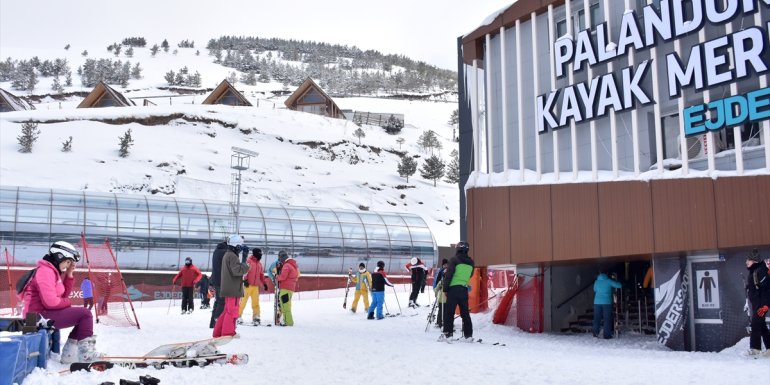 Yerli ve yabancı turistler, Palandöken'de ilkbaharda kayak keyfi yaşıyor