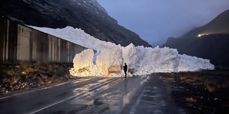 Hakkari-Çukurca kara yolundaki Sümbül kar tünelinin üzerine çığ düştü1