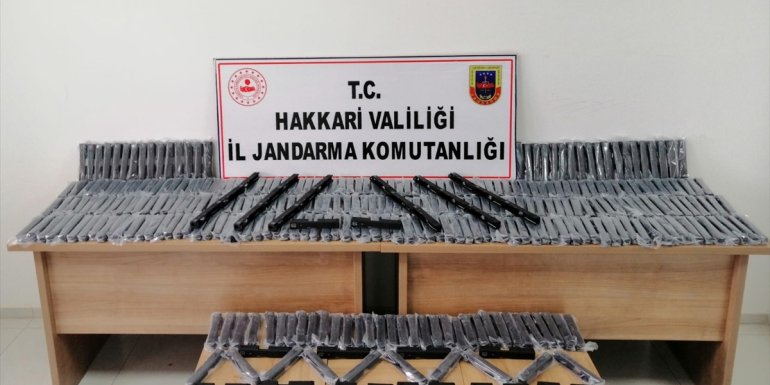 Hakkari'de 400 tabanca üst kapağı ele geçirildi