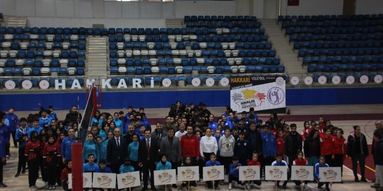 Hakkari'de Kulüpler arası halk oyunları yarışması düzenlendi