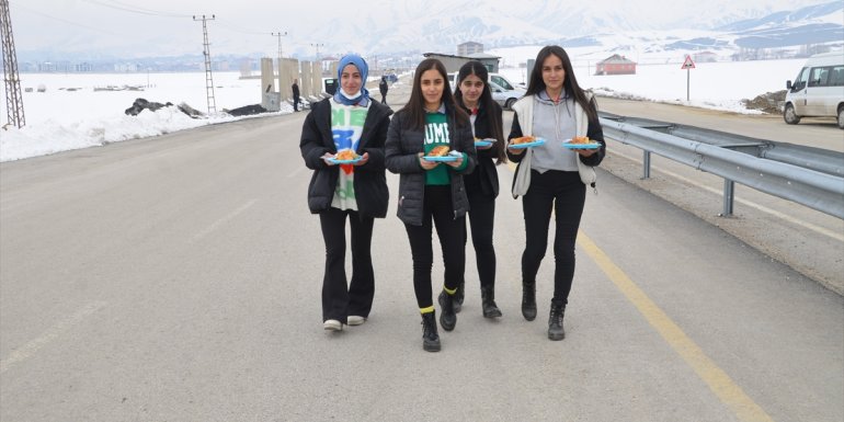 Hakkari'de öğrenciler yol kontrol noktasındaki polislere börek ikram etti