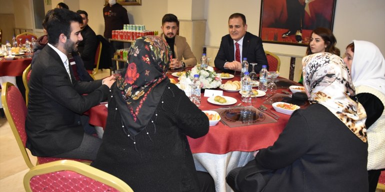 Hakkari'de şehit yakınlarına yemek verildi