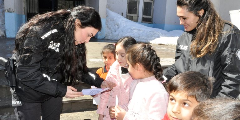 HAKKARİ - Polisler Irak sınırındaki köyde öğrencilere mesleklerini tanıttı1