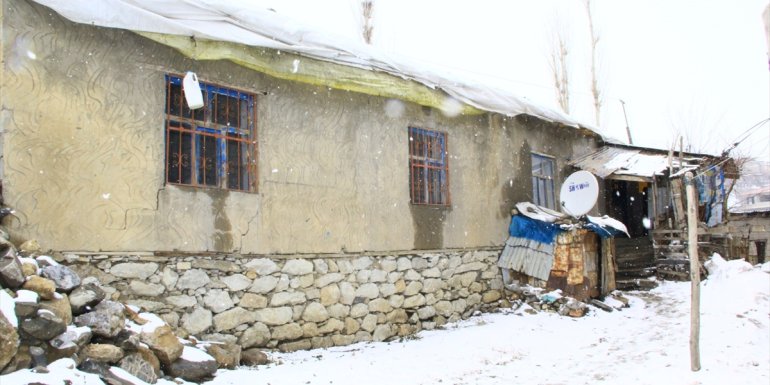 Hakkari'de sağanak nedeniyle bir evin damı kısmen çöktü