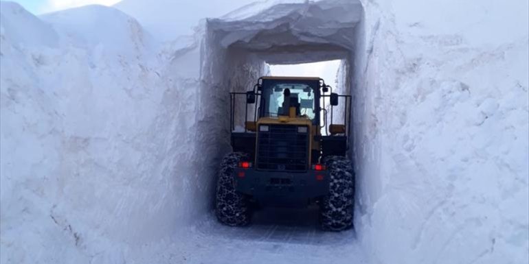 Hakkari'de üs bölgesinin yolu kardan tünel oluşturularak açıldı