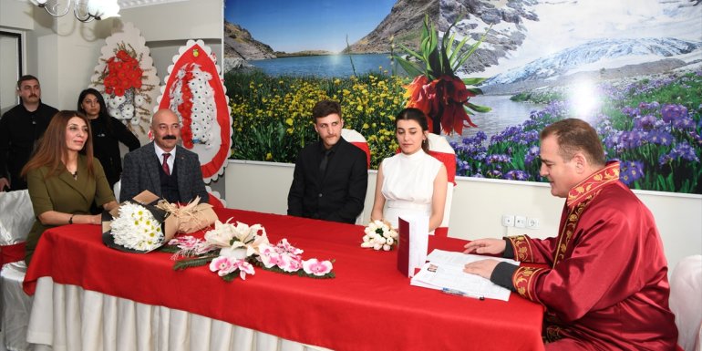 Hakkari Valisi Akbıyık, özel harekat polislerinin nikahını kıydı