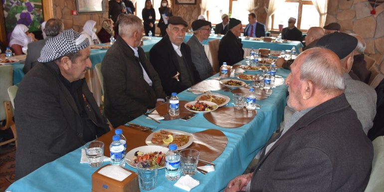 Hakkari Valisi Akbıyık, yaşlılarla bir araya geldi