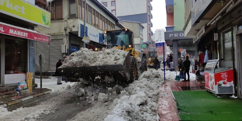 Kağızman'da karlar kamyonlarla ilçe dışına taşınıyor