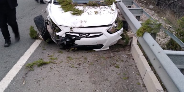 Kale'de kontrolden çıkan otomobil elektrik direğine çarptı