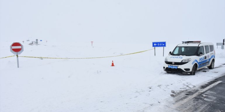 Kar ve tipinin etkili olduğu Kars-Göle kara yolu ulaşıma kapatıldı
